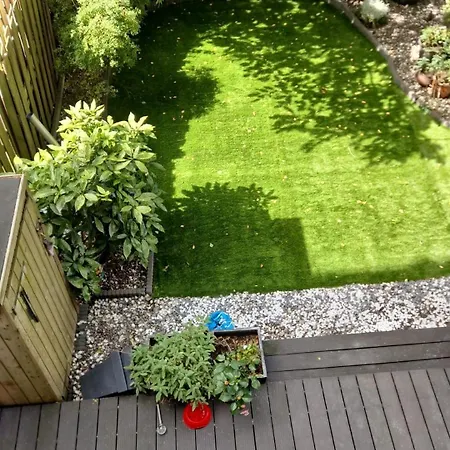 Canal & Garden In West 10 Mins From Town