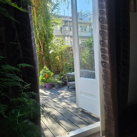 Canal & Garden In West 10 Mins From Town Apartmán